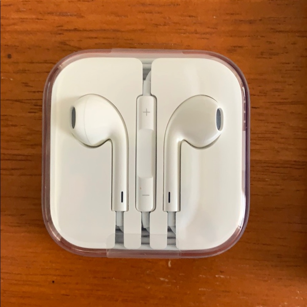 EarPods with 3.5mm Headphone Plug Apple Earphones